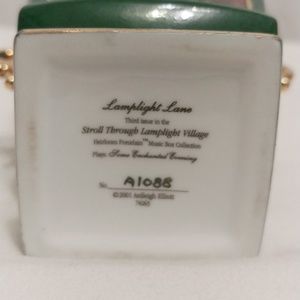 Thomas Kinkade Holiday - Thomas Kinkade Lamplight Lane Music Box Thomas Kinkade Holiday - Thomas Kinkade Lamplight Lane Music Box